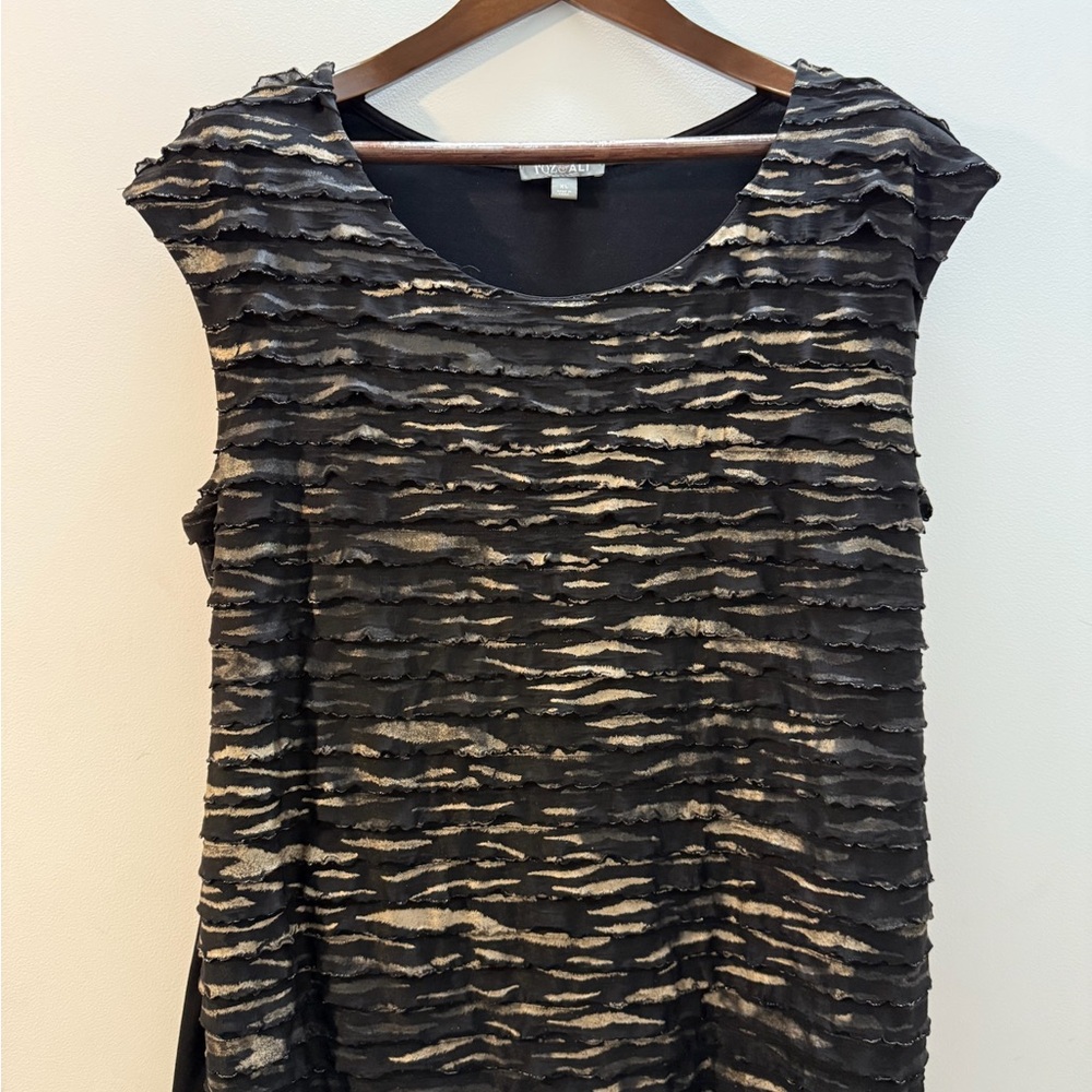 Roz & Ali Black and Gold Textured Short Sleeve Top